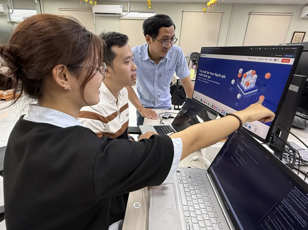 Lập trình viên của Công ty Pila tìm hiểu về nền tảng Blockchain quốc gia