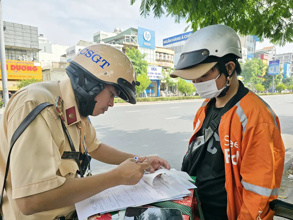 Cảnh sát giao thông TPHCM lập biên bản xử phạt một trường hợp vi phạm Luật Giao thông đường bộ
