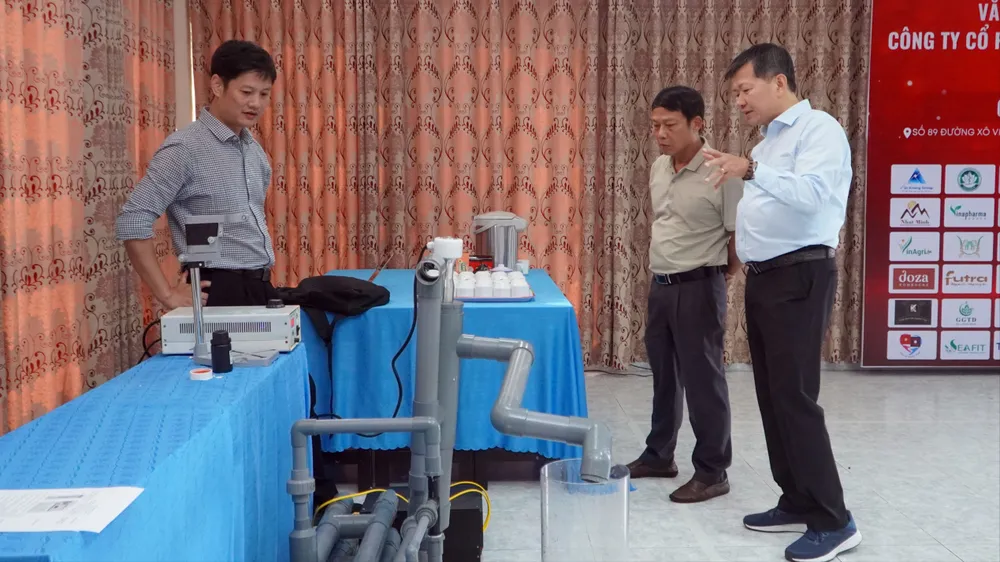 Các đại biểu tham quan một giải pháp công nghệ được trưng bày tại hội thảo