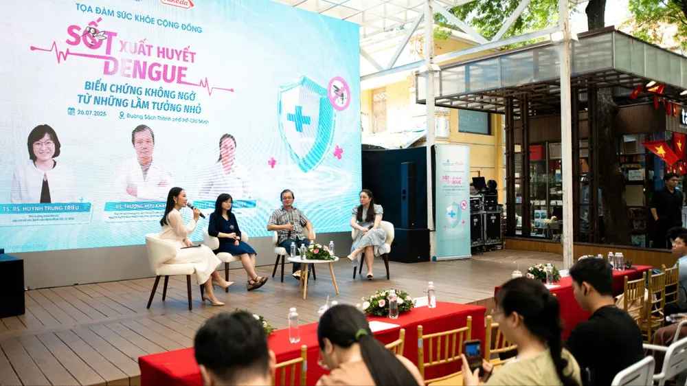 Các bác sĩ chia sẻ tại buổi tọa đàm “Sốt xuất huyết Dengue: Biến chứng không ngờ từ những lầm tưởng nhỏ”
