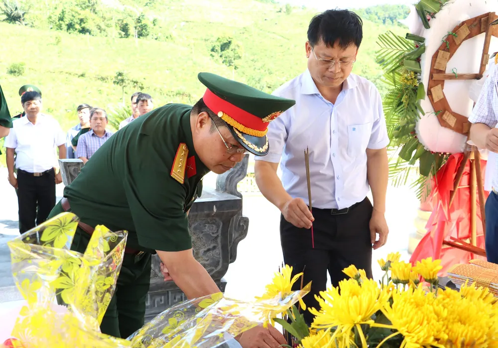 Ông Nguyễn Thanh Bình, Phó Chủ tịch Thường trực UBND TP Huế và Đại tá Ngô Nam Cường, Phó Tư lệnh Quân khu 4 thắp hương tri ân các Anh hùng liệt sĩ tại Nhà tưởng niệm liệt sĩ tuyến đường 71. Ảnh: VĂN THẮNG