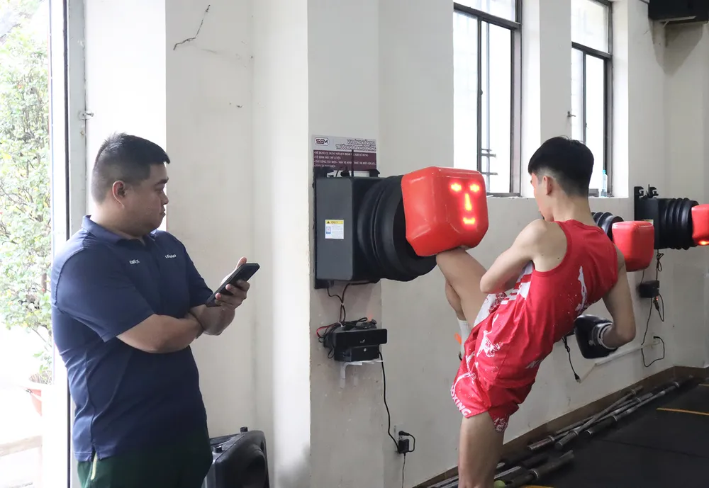 Võ sĩ đội tuyển Muay - Kickboxing TPHCM tập luyện với thiết bị Trí lực Master