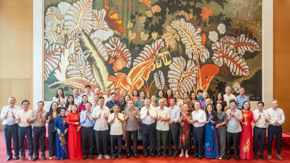 Tổng Bí thư Tô Lâm, Chủ tịch Quốc hội Trần Thanh Mẫn và Phó Chủ tịch Quốc hội Nguyễn Khắc Định chụp ảnh lưu niệm cùng các ĐBQH tỉnh Hưng Yên qua các thời kỳ.