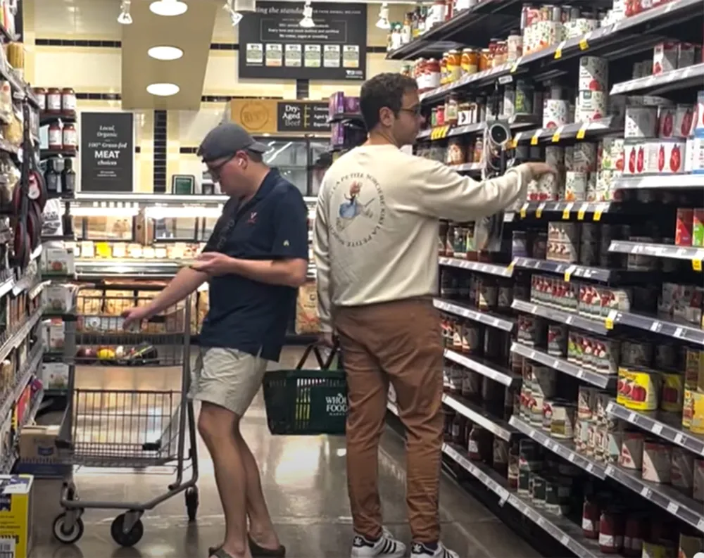 Người tiêu dùng Mỹ thận trọng hơn khi mua sắm do giá cả tăng . Ảnh: FRANCE 24