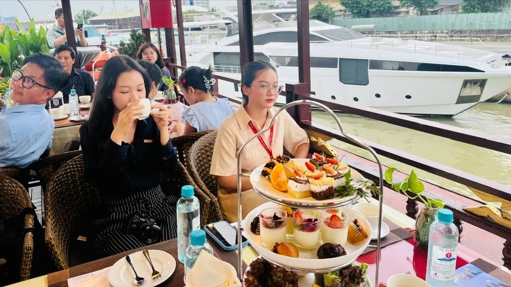 Khách thưởng thức tiệc trà, ngắm hoàng hôn trên sông Sài Gòn từ du thuyền Hòn Ngọc Viễn Đông