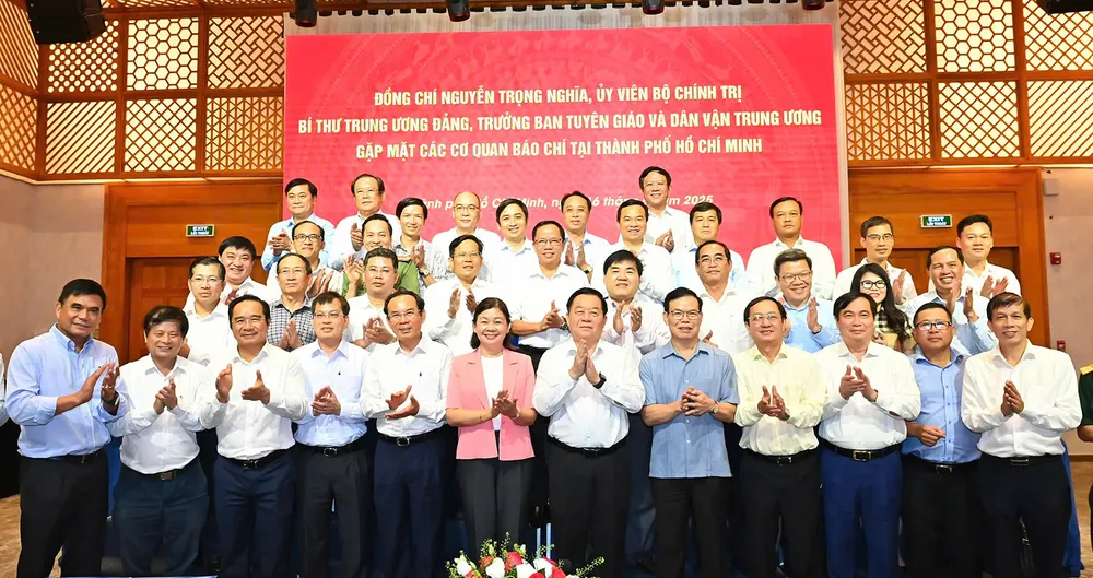 Đồng chí Nguyễn Trọng Nghĩa, đồng chí Nguyễn Văn Nên gặp mặt lãnh đạo các cơ quan báo chí TPHCM. Ảnh: VIỆT DŨNG