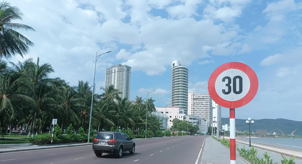 Biển báo giới hạn tốc độ 30km/giờ áp dụng toàn tuyến đường biển Xuân Diệu (phường Quy Nhơn, tỉnh Gia Lai)