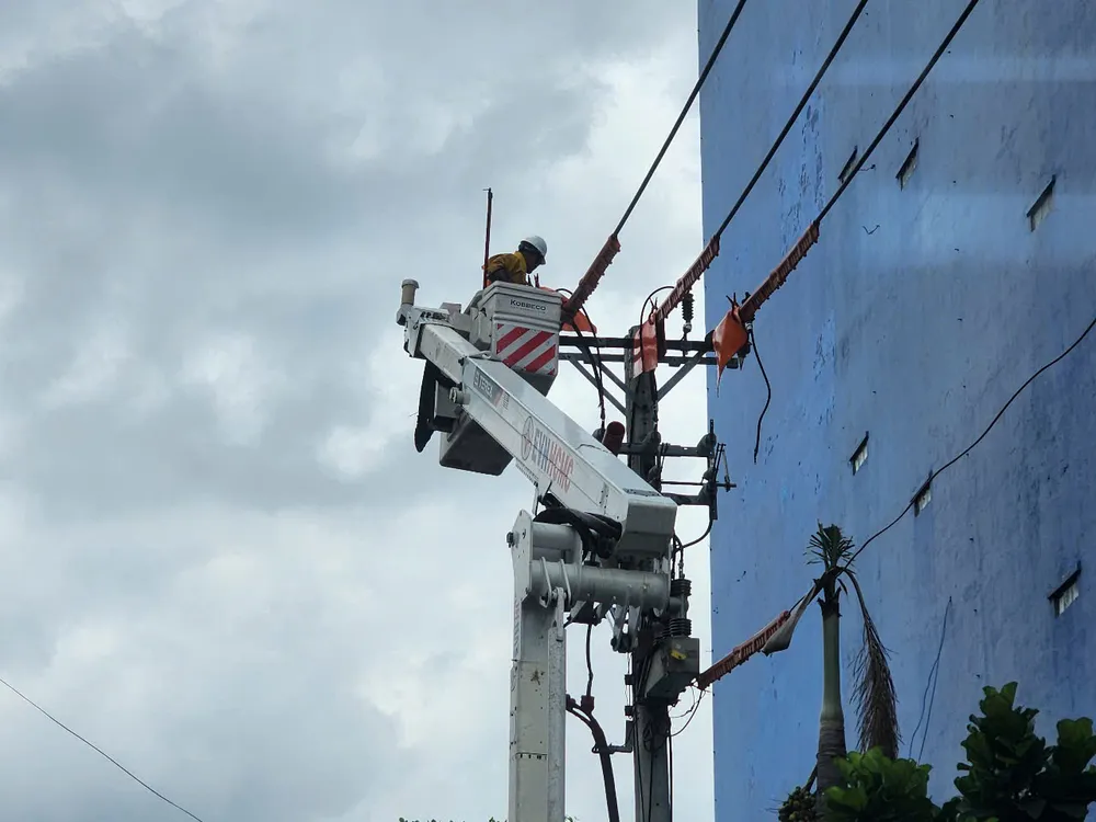 Nhân viên điện lực TPHCM sửa chữa lưới điện tại phường An Hội Tây