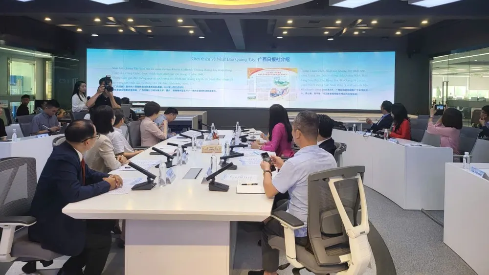 Đoàn báo chí Việt Nam đang nghe giới thiệu về Nhật báo Quảng Tây