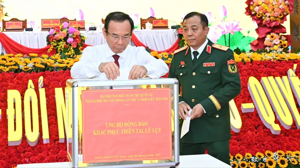 Tại Đại hội Đảng bộ Quân sự TPHCM lần thứ nhất I, Bí thư Thành uỷ, Bí thư Đảng ủy Quân sự TPHCM Nguyễn Văn Nên ủng hộ đồng bào khắc phục thiên tai, lũ lụt. Ảnh: VIỆT DŨNG