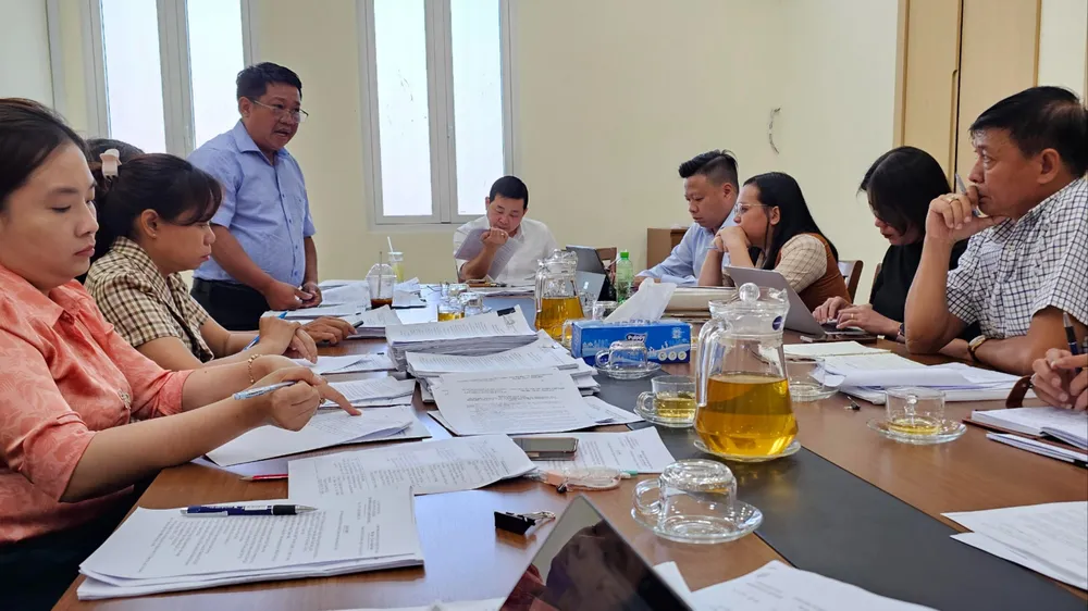 Các thành viên Tổ Công tác 5013 trong một buổi họp giải quyết vướng mắc cho các dự án. Ảnh: Đỗ Trà Giang