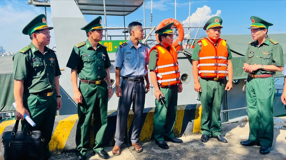 Đại tá Hoàng Văn Mẫn, Chính ủy Bộ đội Biên phòng TP Đà Nẵng lưu ý một số nhiệm vụ quan trọng cho đơn vị ra quân chống khai thác IUU