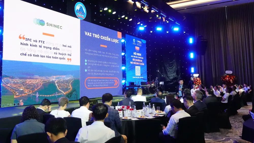 Hội nghị do Ban Quản lý Khu công nghệ cao và các khu công nghiệp Đà Nẵng phối hợp với Tập đoàn Alphanam tổ chức với hơn 200 đại biểu. Ảnh: XUÂN QUỲNH