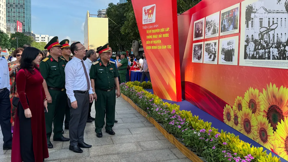 Các đồng chí lãnh đạo, đại biểu tham quan triển lãm.