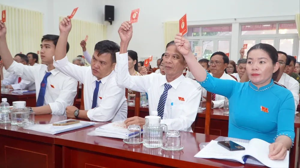 Các đại biểu biểu quyết thông qua nghị quyết đại hội