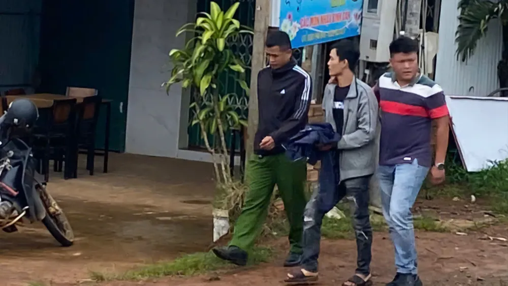 Cơ quan chức năng đưa Quách Đình Tuấn đến hiện trường xảy ra vụ án mạng