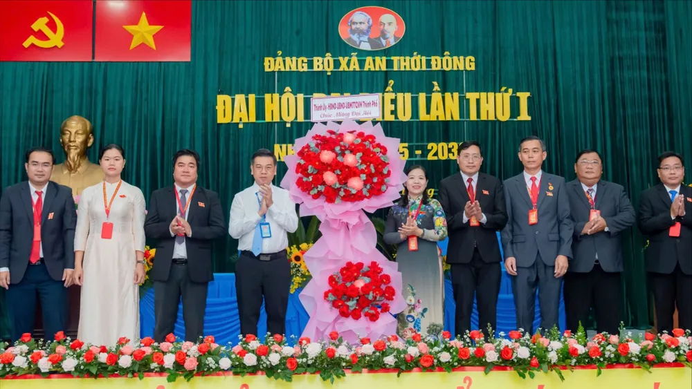 Đồng chí Nguyễn Văn Dũng tặng hoa chúc mừng Đảng bộ xã An Thới Đông. Ảnh: THÁI NGUYỄN