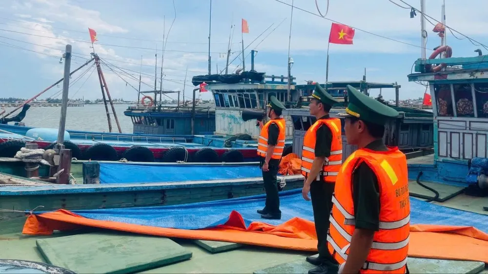 Bộ đội Biên phòng TP Huế kêu gọi tàu thuyền vào bờ tránh trú bão số 5