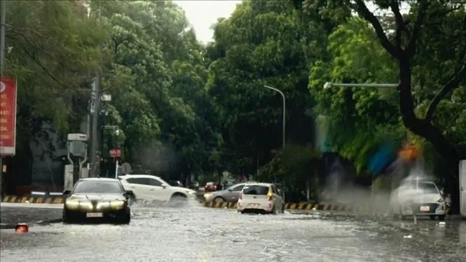 Tuyến đường Triệu Quốc Đạt (phường Hạc Thành) bị ngập cục bộ