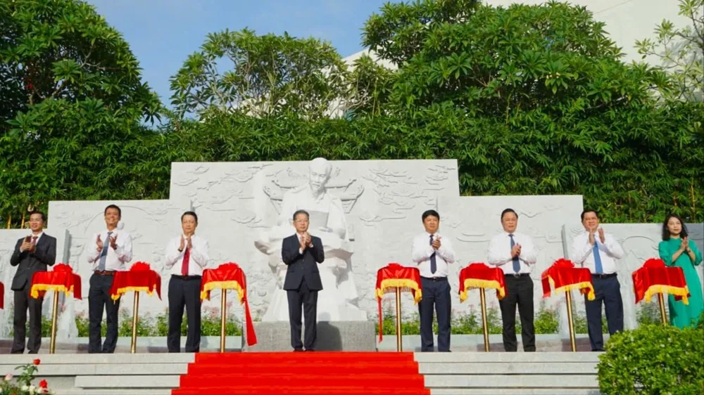 Lãnh đạo thành phố cùng các đại biểu cắt băng khánh thành công trình