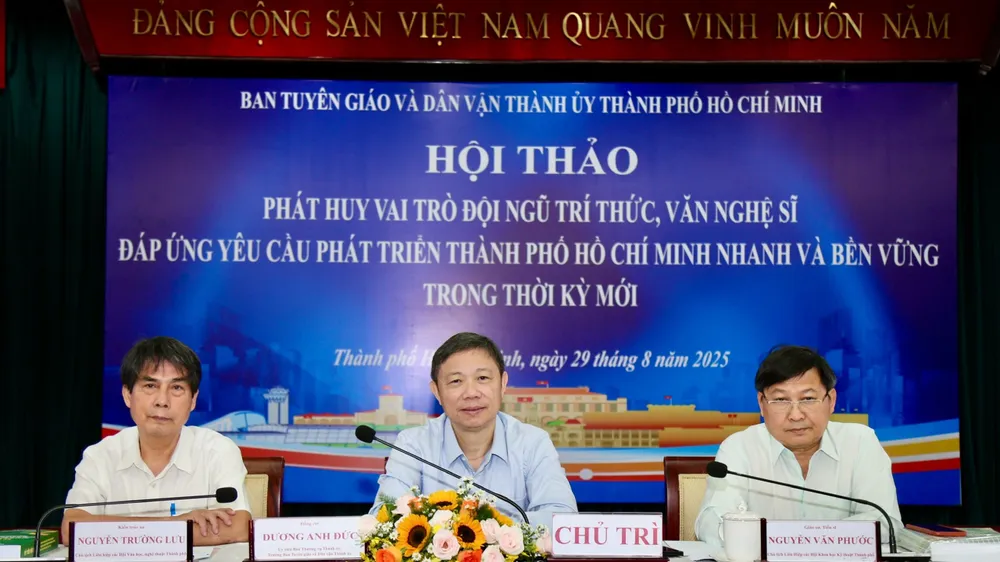 Đồng chí Dương Anh Đức, Ủy viên Ban Thường vụ Thành ủy, Trưởng Ban Tuyên giáo và Dân vận Thành ủy TPHCM, chủ trì Hội thảo “Phát huy vai trò đội ngũ trí thức, văn nghệ sĩ đáp ứng yêu cầu phát triển”. ẢNH: DŨNG PHƯƠNG