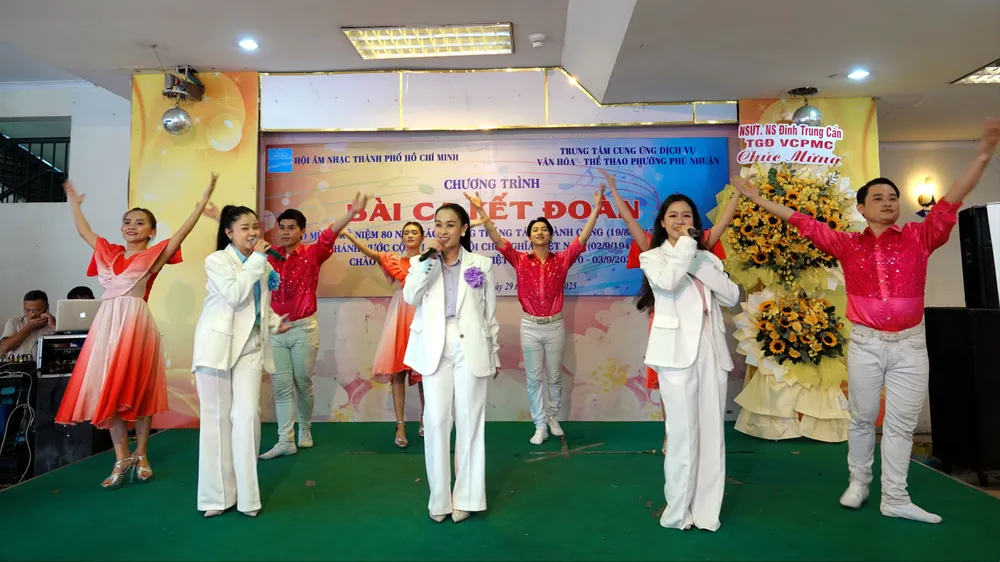 Nhóm ca Mắt Ngọc biểu diễn ca khúc "Thành phố mến yêu" trong chương trình âm nhạc "Bài ca kết đoàn" năm 2025. Ảnh: THÚY BÌNH