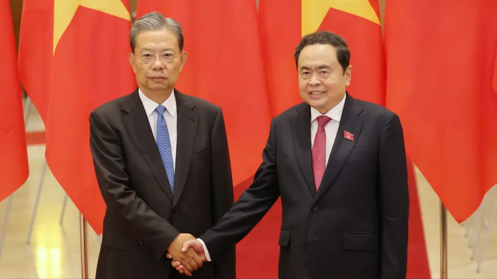 Đồng chí Trần Thanh Mẫn, Ủy viên Bộ Chính trị, Chủ tịch Quốc hội và đồng chí Triệu Lạc Tế, Ủy viên Thường vụ Bộ Chính trị, Ủy viên trưởng Nhân đại toàn quốc Trung Quốc tại lễ đón chiều 31-8. Ảnh: QUANG PHÚC.