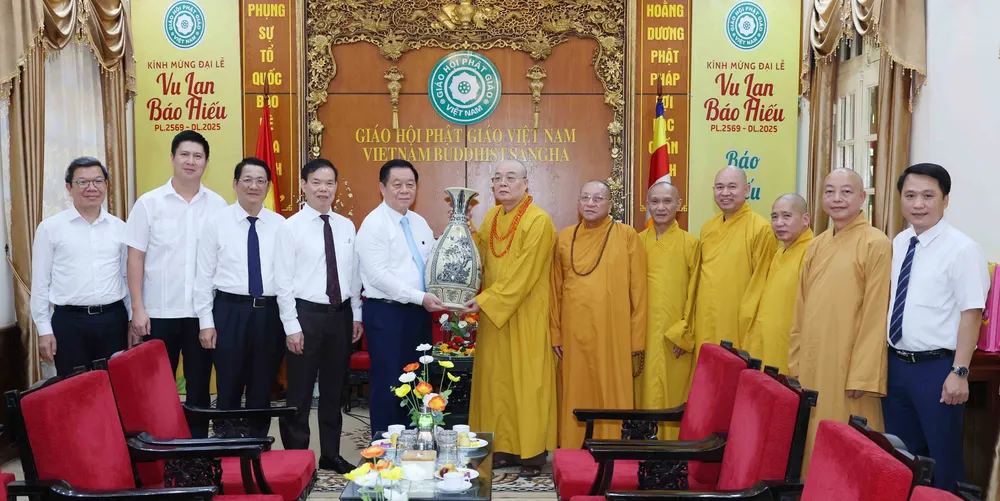 Trưởng Ban Tuyên giáo và Dân vận Trung ương Nguyễn Trọng Nghĩa trao quà chúc mừng Trung ương Giáo hội Phật giáo Việt Nam. Ảnh: TTXVN