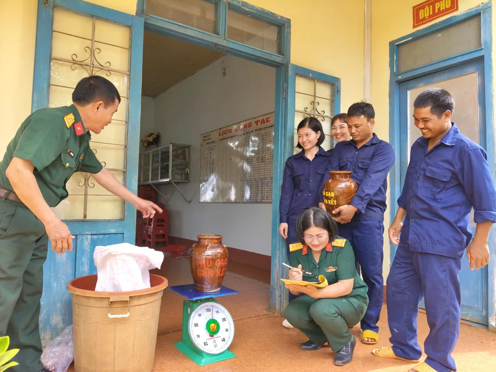 Đội 1 (Công ty 72) tiếp nhận gạo từ mô hình Hũ gạo gắn kết trước khi hỗ trợ cho các công nhân có hoàn cảnh khó khăn