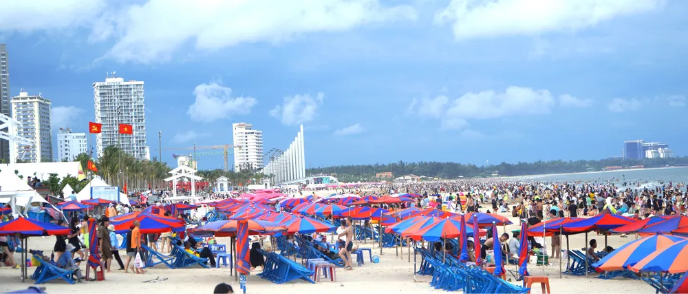 Du khách vui chơi tắm biển Bãi Sau, phường Vũng Tàu (TPHCM), chiều 31-8. Ảnh: PHÚ NGÂN