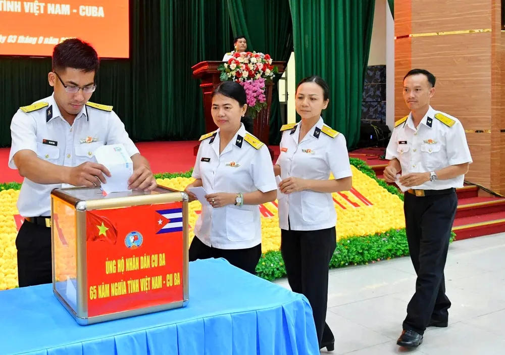 Cán bộ, chiến sĩ Trung tâm Huấn luyện, Vùng 2 Hải quân ủng hộ nhân dân Cuba