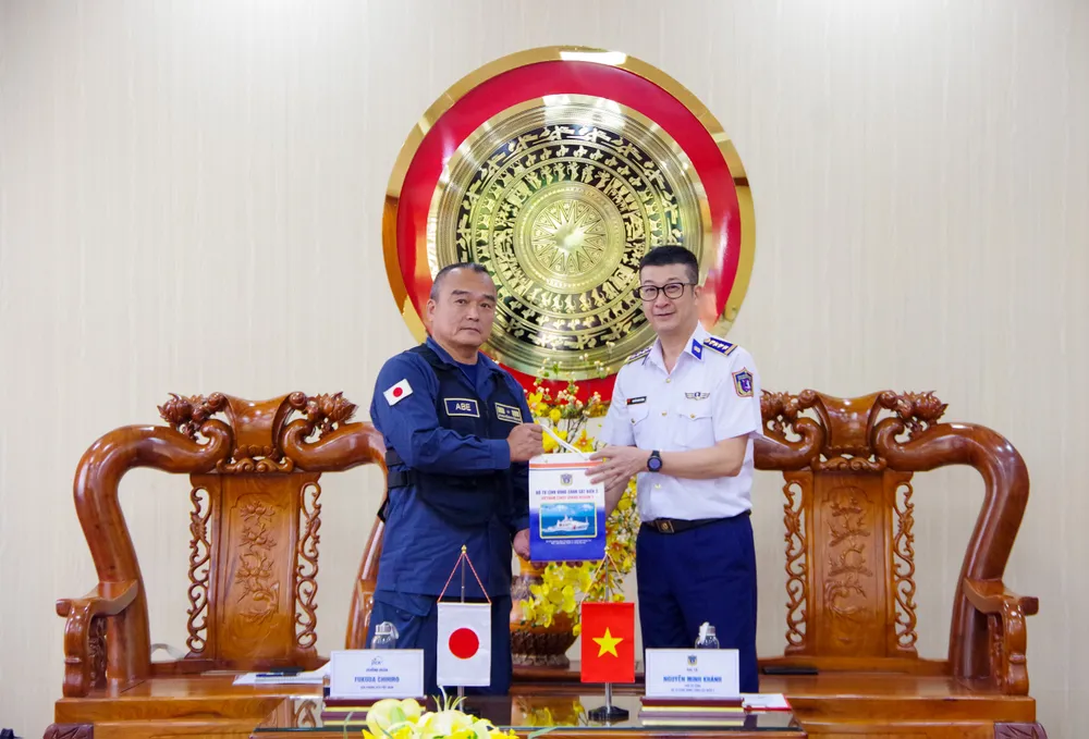 Đại tá Nguyễn Minh Khánh, Phó Tư lệnh, Tham mưu trưởng Bộ Tư lệnh Vùng Cảnh sát biển 3 tặng quà lưu niệm đến ông Abe Seiki, Trưởng đoàn lực lượng Bảo vệ bờ biển Nhật Bản..jpg