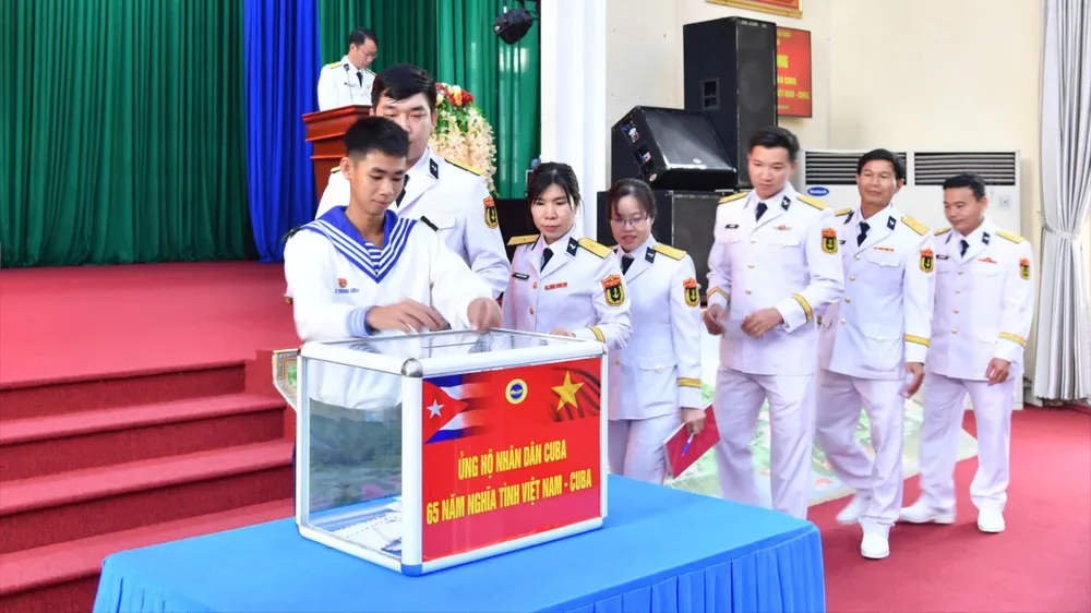 Cán bộ, chiến sĩ Lữ đoàn 171 phát động và ủng hộ nhân dân Cuba. Ảnh: VĂN ĐƯỜNG