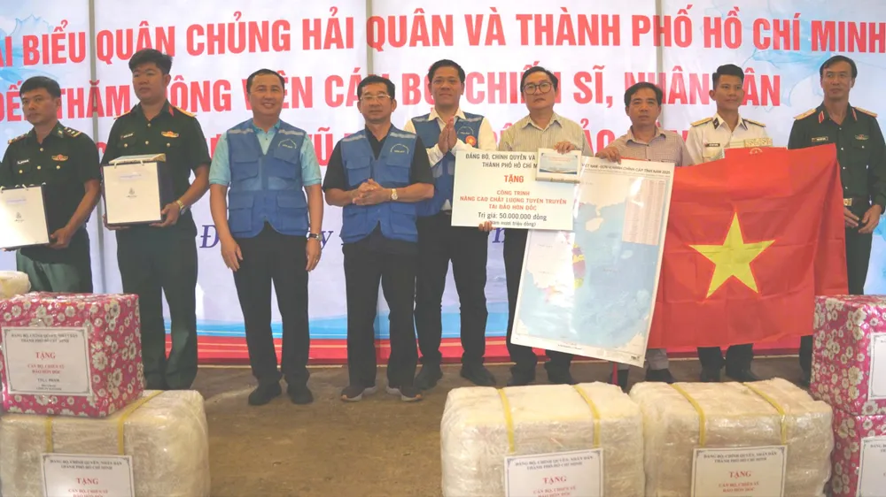 Đoàn công tác TPHCM tặng quà quân dân đảo Hòn Đốc