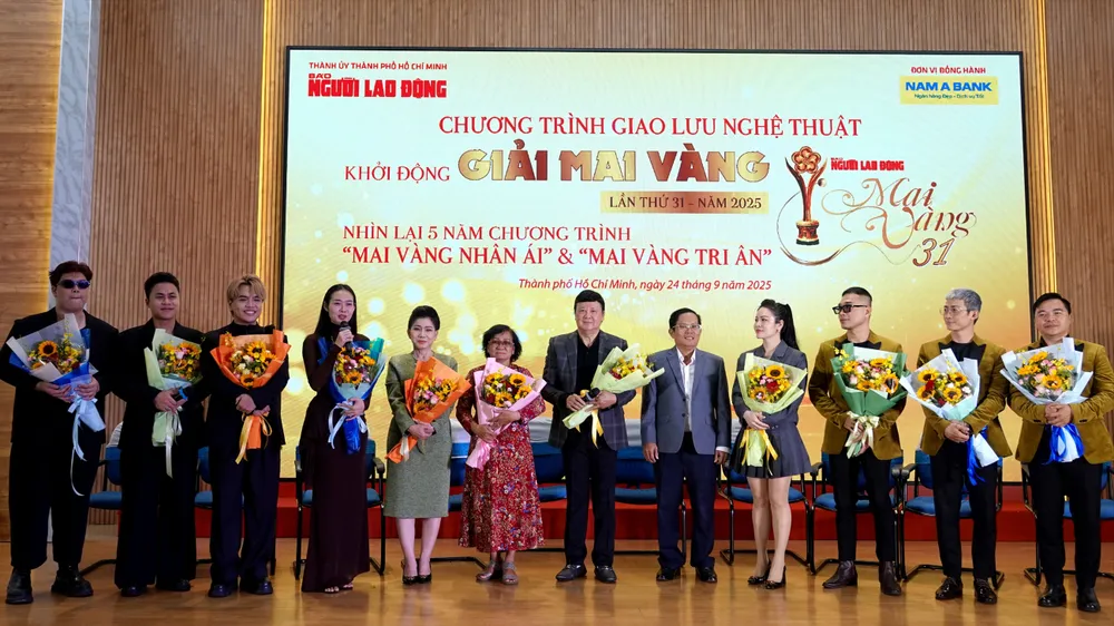 Ông Tô Đình Tuân, Tổng Biên tập Báo Người Lao Động và các nghệ sĩ, nhạc sĩ, ca sĩ tham gia chương trình "Giao lưu nghệ thuật khởi động Giải Mai Vàng lần thứ 31, năm 2025". Ảnh: THÚY BÌNH 