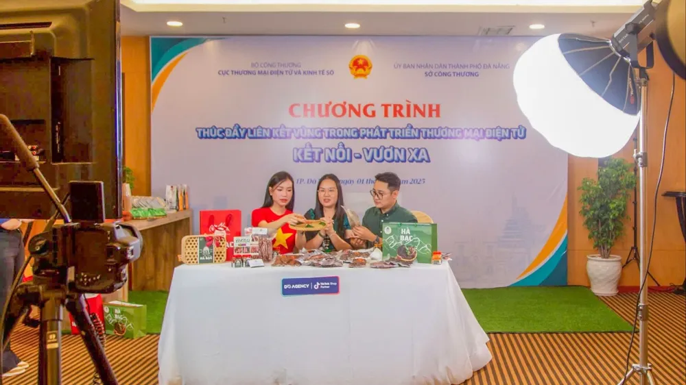 Phiên livestream bán hàng OCOP, sản phẩm đặc trưng trên sàn thương mại điện tử diễn ra tại TP Đà Nẵng. Ảnh: XUÂN QUỲNH