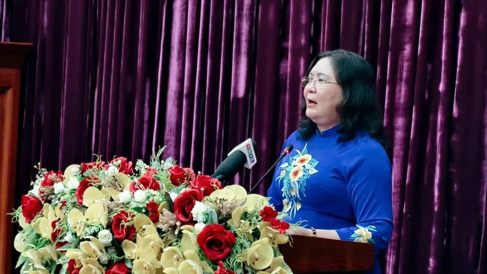 Đồng chí Hồ Thị Hoàng Yến, Phó Bí thư Thường trực Tỉnh ủy Vĩnh Long phát biểu tại buổi họp báo