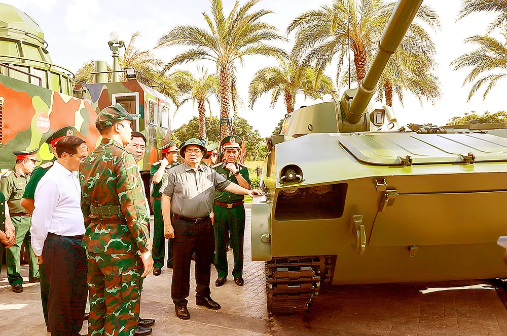 Thủ tướng Phạm Minh Chính tham quan sản phẩm công nghiệp quốc phòng. Ảnh: TTXVN