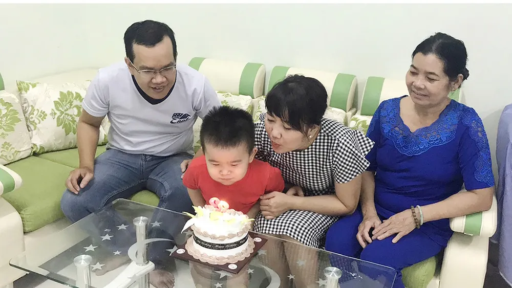Vợ chồng cùng bà đón sinh nhật cháu. Ảnh: DŨNG PHƯƠNG