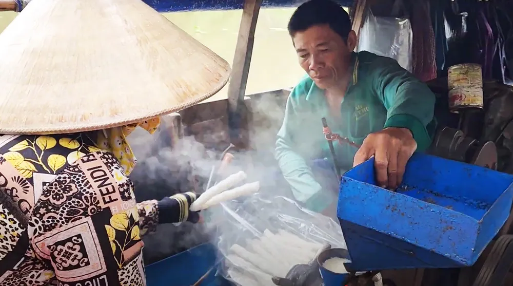 Ghe bánh ống trên sông nước miền Tây