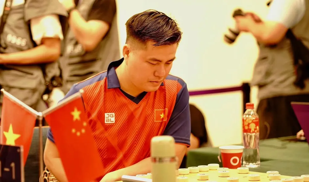 Lại Lý Huynh giành ngôi vô địch cờ tiêu chuẩn cá nhân nam tại Giải vô địch Cờ tướng thế giới 2025. Ảnh: P.MINH