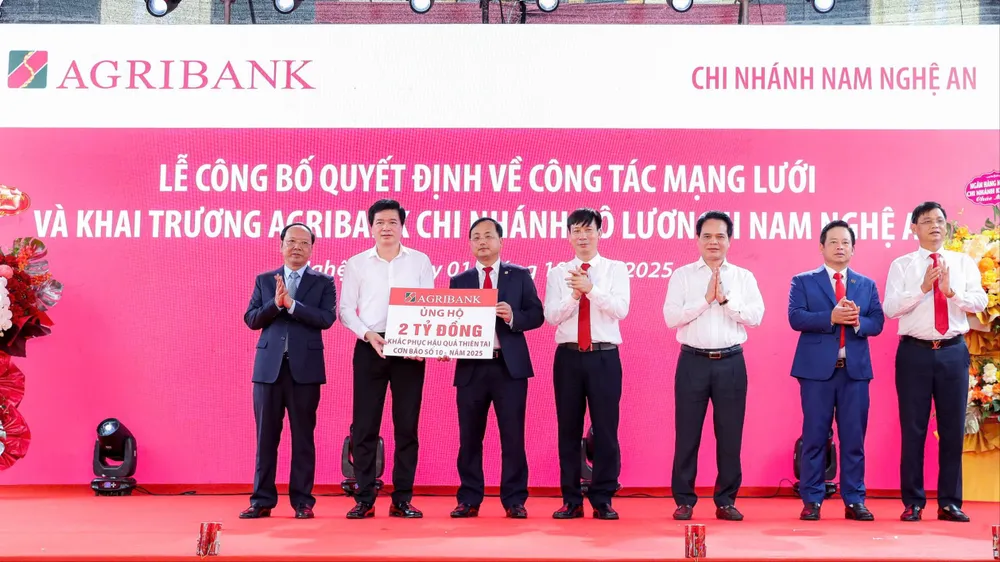 Đồng chí Tô Huy Vũ, Bí thư Đảng ủy, Chủ tịch HĐTV Agribank cùng đoàn công tác Trụ sở chính làm việc tại Agribank Chi nhánh Tây Nghệ An