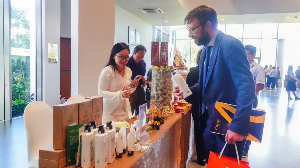 Các doanh nghiệp kết nối giao thương tại khu vực trưng bày, triển lãm giới thiệu sản phẩm trong khuôn khổ hội nghị. Ảnh: XUÂN QUỲNH