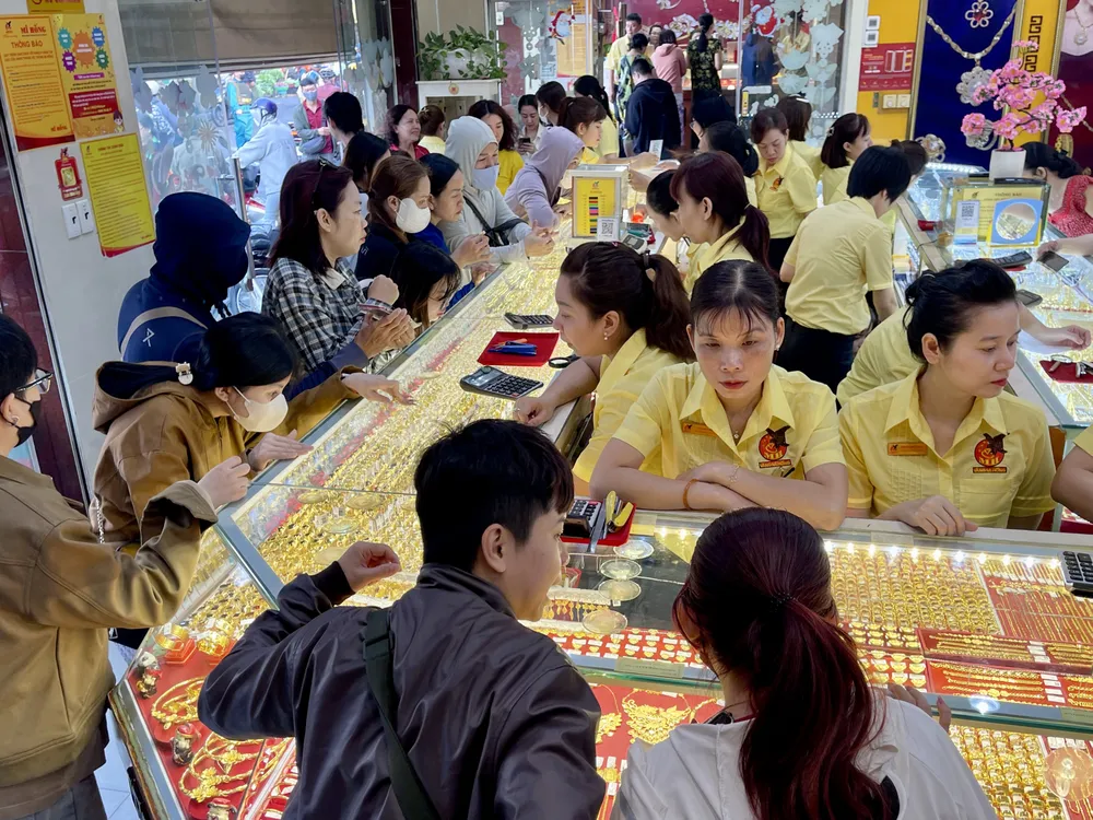 Giao dịch vàng tại cửa hàng Mi Hồng, đường Bùi Hữu Nghĩa, phường Gia Định, TPHCM. Ảnh: Hoàng Hùng