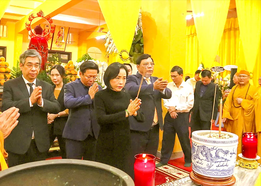 Phó Chủ tịch Quốc hội Nguyễn Thị Thanh cùng đoàn viếng Trưởng lão Hòa thượng Thích Trí Tịnh