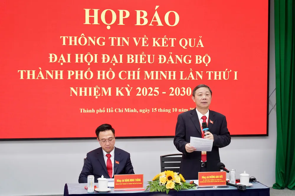 Phó Bí thư Thành ủy TPHCM Đặng Minh Thông và Trưởng Ban Tuyên giáo và Dân vận Thành ủy TPHCM Dương Anh Đức chủ trì buổi họp báo. Ảnh: HOÀNG HÙNG