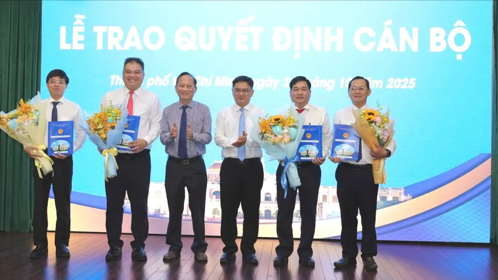 Phó Chủ tịch UBND TPHCM Nguyễn Mạnh Cường và Phó Bí thư Đảng ủy UBND TPHCM chúc mừng các đồng chí nhận nhiệm vụ