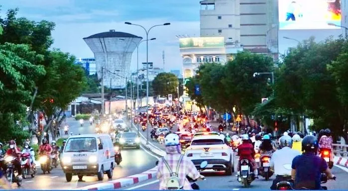 Khẩn trương đầu tư nâng cấp, mở rộng đường Nguyễn Tất Thành – tuyến trục quan trọng kết nối khu trung tâm Thành phố với khu Nam. Ảnh: QUỐC HÙNG