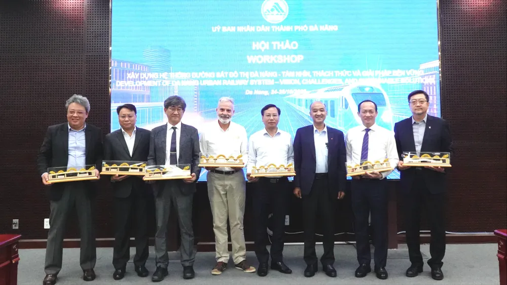 Ông Lê Quang Nam, Phó Chủ tịch UBND TP Đà Nẵng trao quà lưu niệm cho đại biểu tại hội thảo. Ảnh: XUÂN QUỲNH