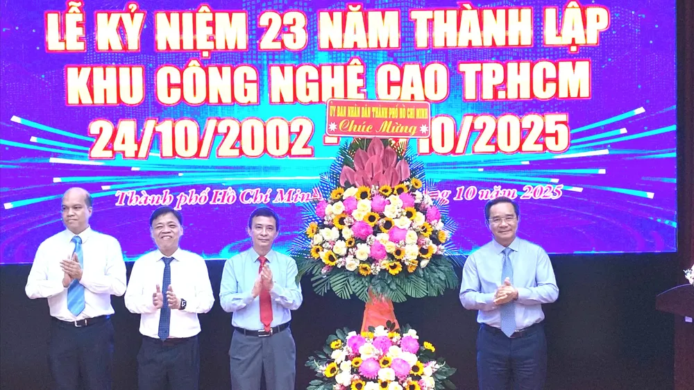 Đồng chí Nguyễn Văn Được, Chủ tịch UBND TPHCM tặng hoa chúc mừng tại Lễ kỷ niệm 23 năm thành lập Khu công nghệ cao TPHCM